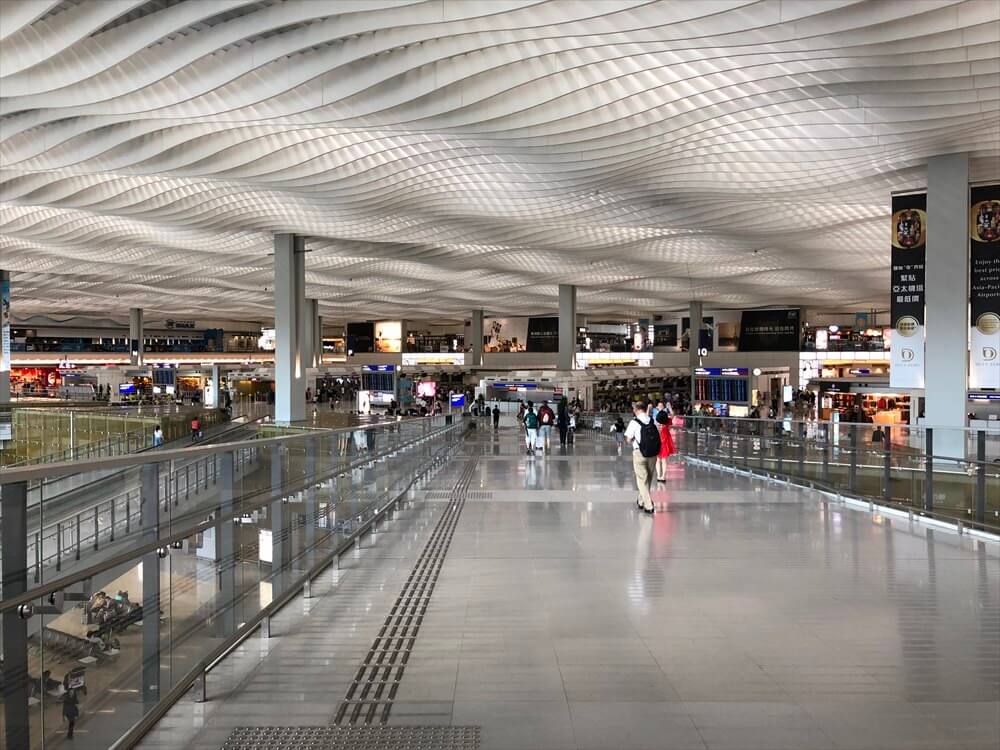 香港国際空港の第2ターミナルの航空会社カウンターフロア