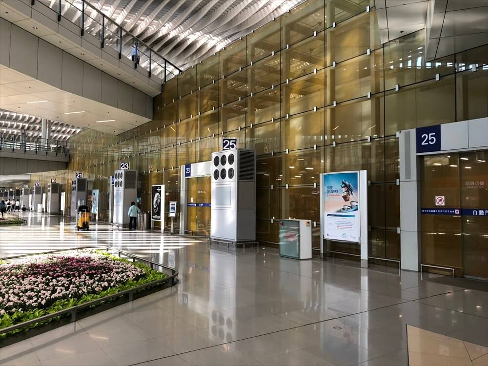 香港国際空港の第2ターミナルのシャトルバス乗り場