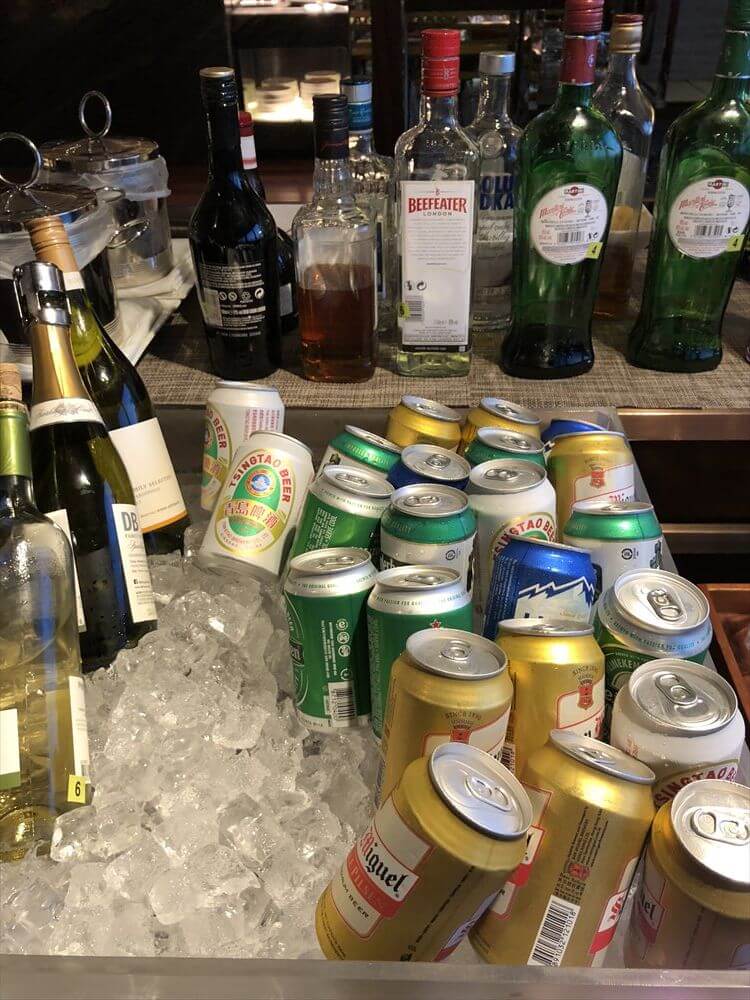 香港スカイシティマリオットホテルのクラブラウンジの酒2