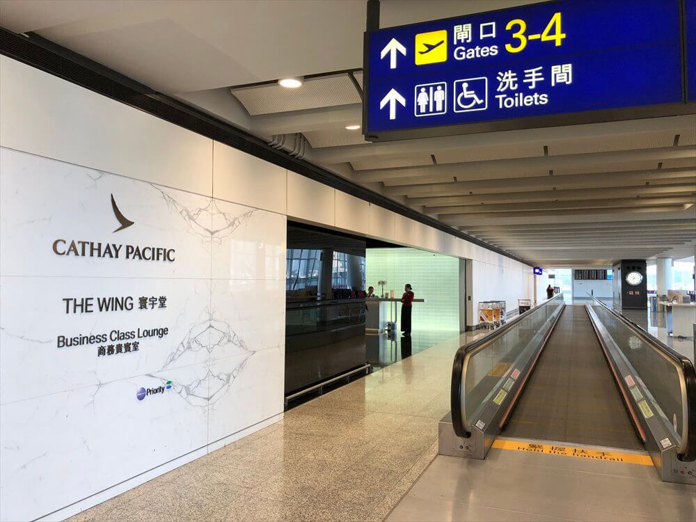 香港国際空港のキャセイパシフィック航空の「THE WING」ラウンジの入口