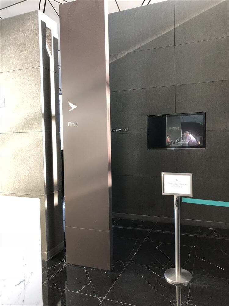 香港国際空港のキャセイパシフィック航空の「THE WING」のファーストクラスラウンジの入口