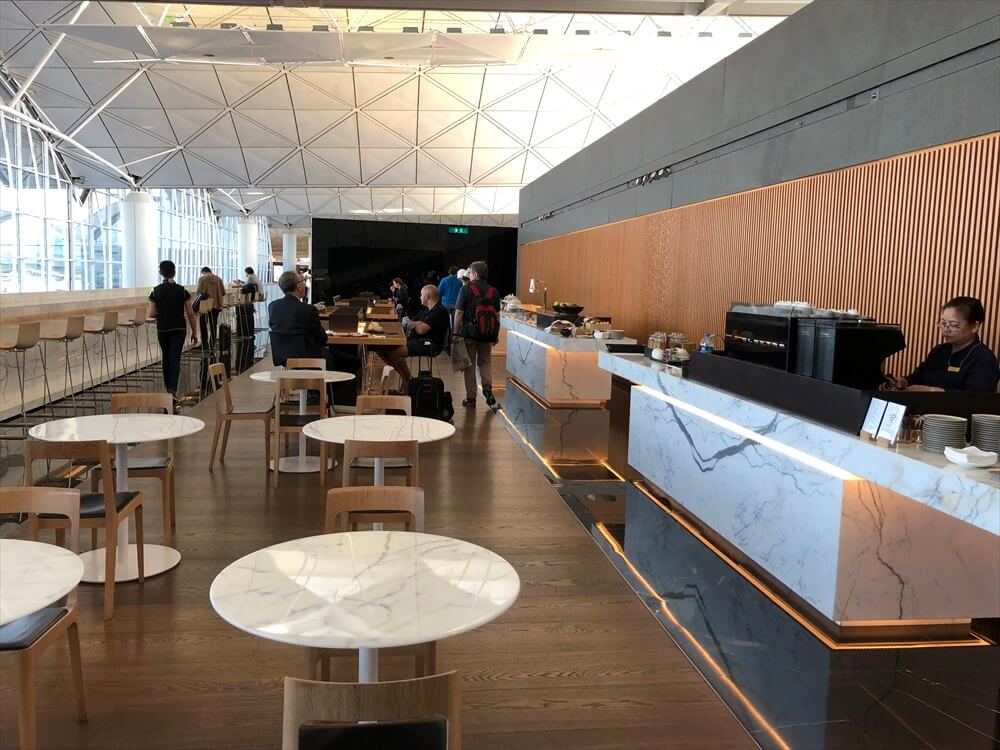 香港国際空港のキャセイパシフィック航空の「THE WING」ラウンジの内観1