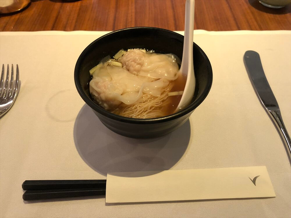 香港国際空港のキャセイパシフィック航空の「THE WING」のHAVENのワンタン麺