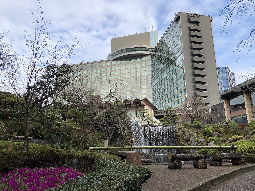 ホテルニューオータニの日本庭園の滝（朝）1
