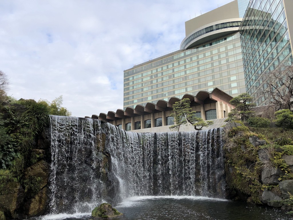 ホテルニューオータニの日本庭園の滝（朝）2