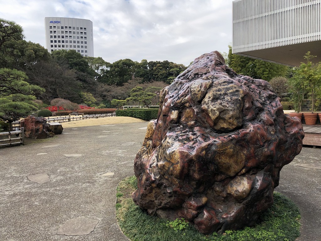 ホテルニューオータニの日本庭園の佐渡の赤玉石