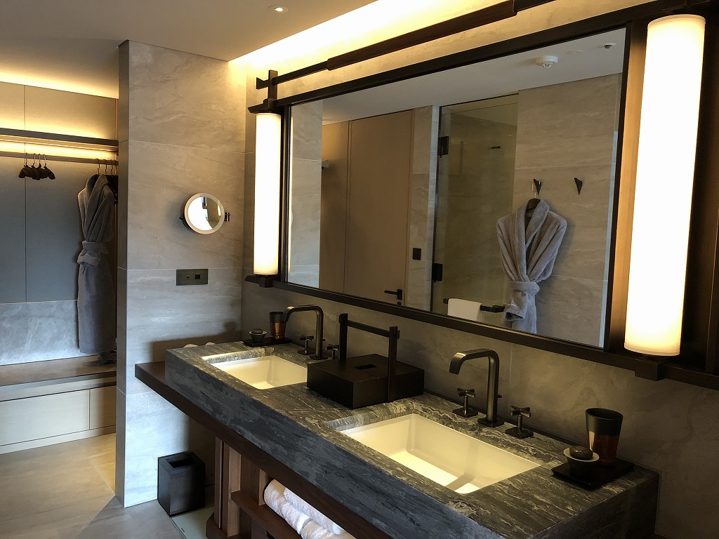 HOTEL THE MITSUI KYOTOのプレミアガーデンビュールームの水回りの大理石2
