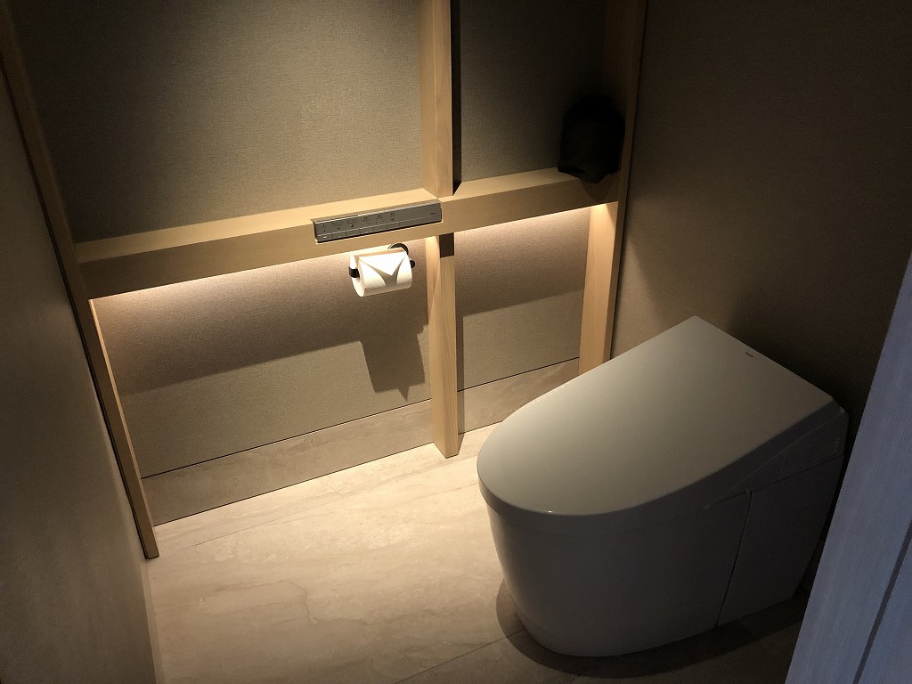 HOTEL THE MITSUI KYOTOのプレミアガーデンビュールームのトイレの木組み