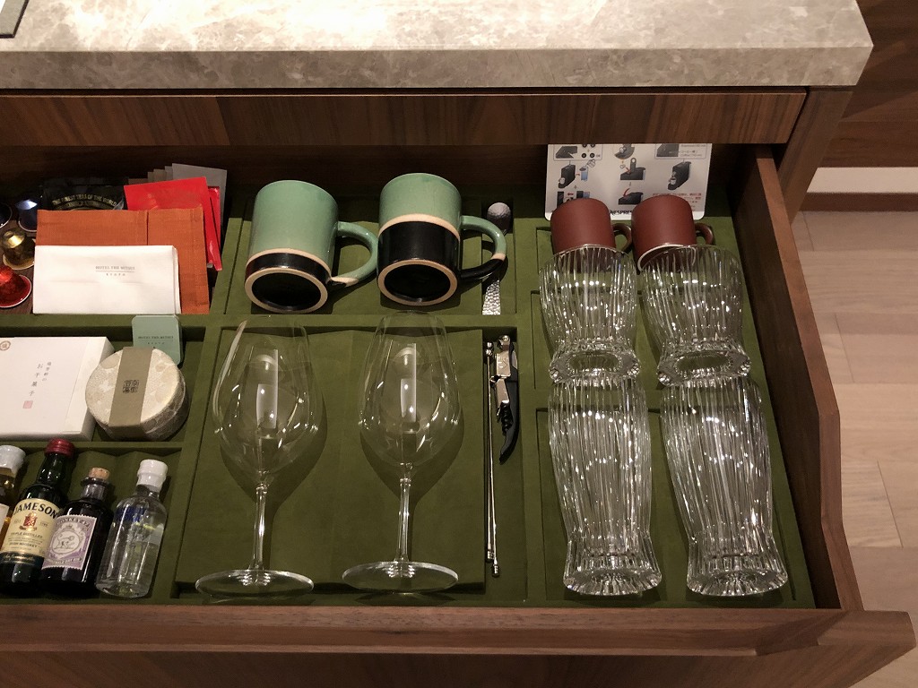 HOTEL THE MITSUI KYOTOのプレミアガーデンビュールームのグラス類