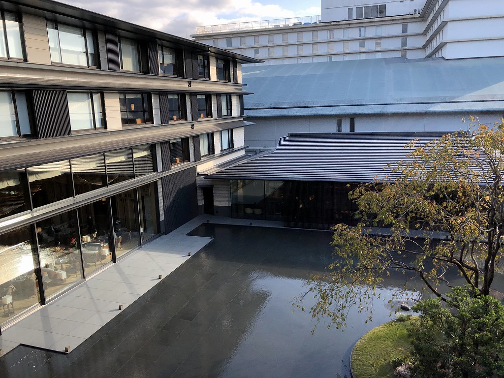 HOTEL THE MITSUI KYOTOの3階の廊下から水盤のある中庭を見下ろす