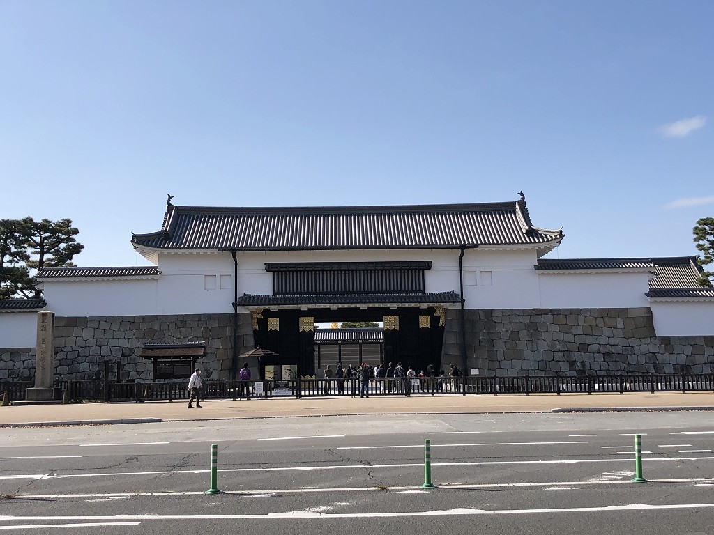 青空を背景に二条城大手門