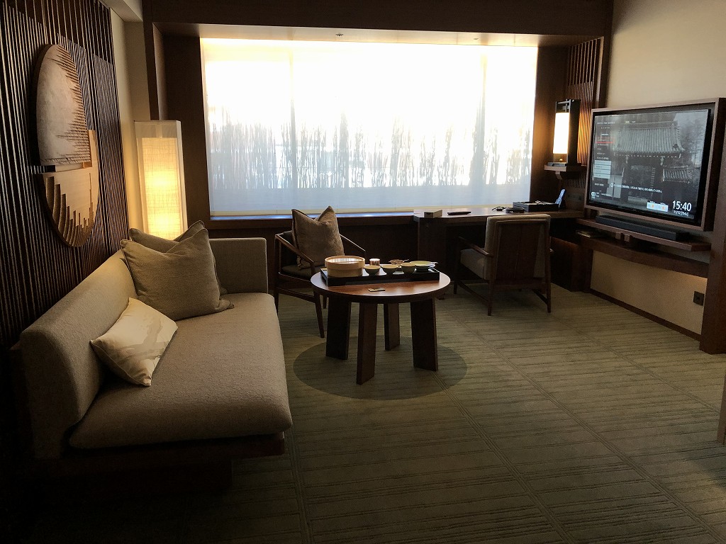 HOTEL THE MITSUI KYOTOのデラックススイートルームのリビングルーム1