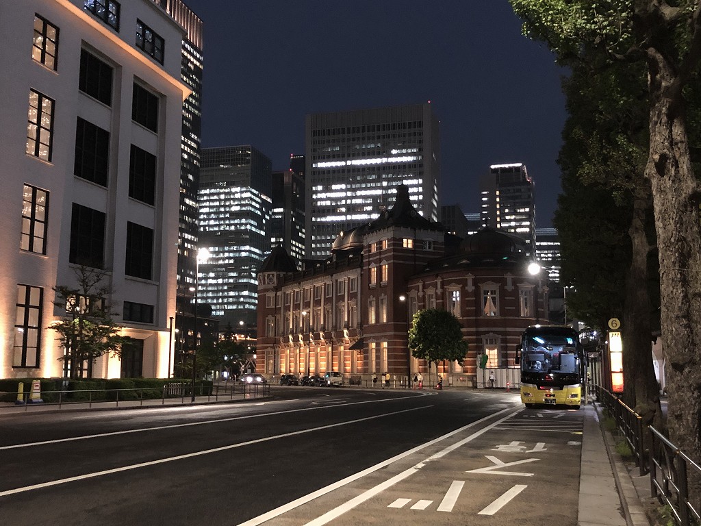 夜の東京駅南口ドーム