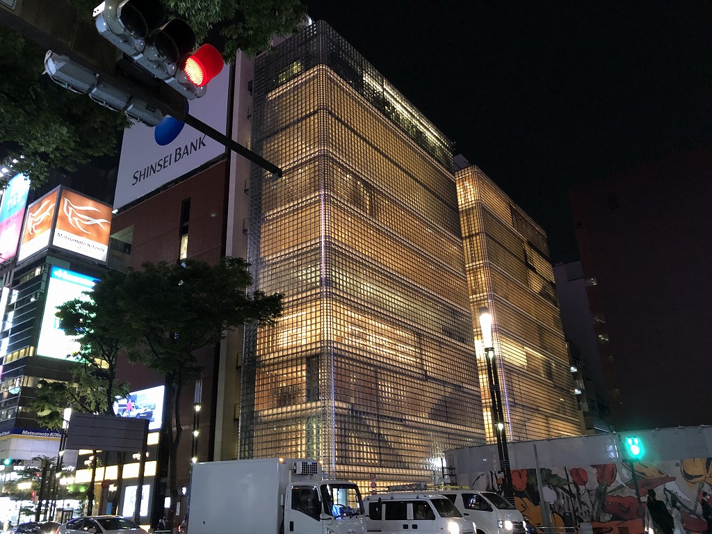夜の銀座エルメスビル