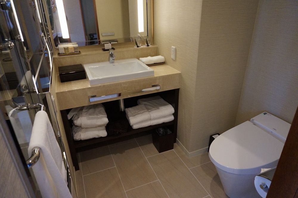 ハイアットリージェンシー那覇沖縄のリージェンシー・クラブ・デラックスツインのトイレと洗面台