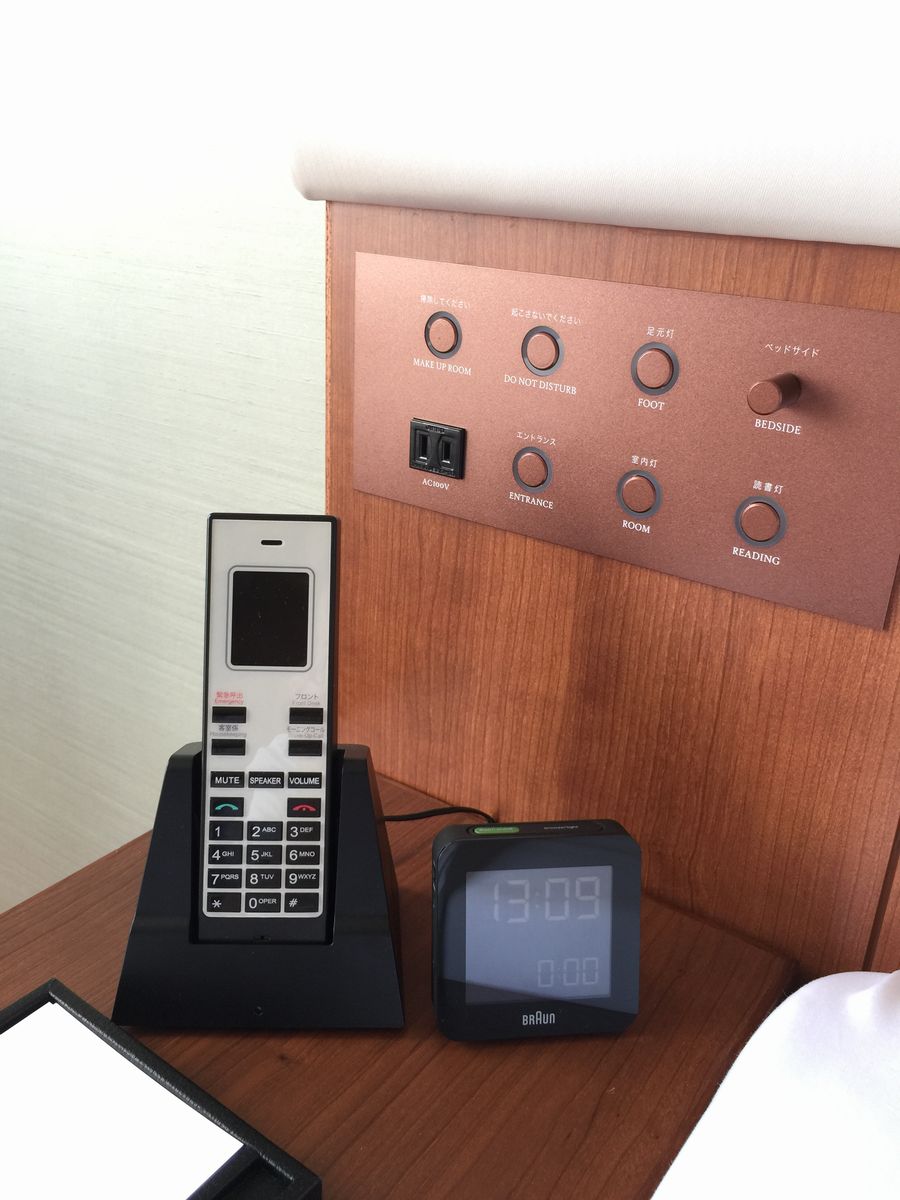 ハイアットリージェンシー那覇沖縄の個人用電話と時計