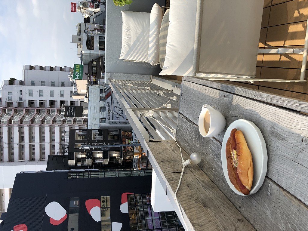 illi Shimokitazawaの301号室のテラス席で朝食