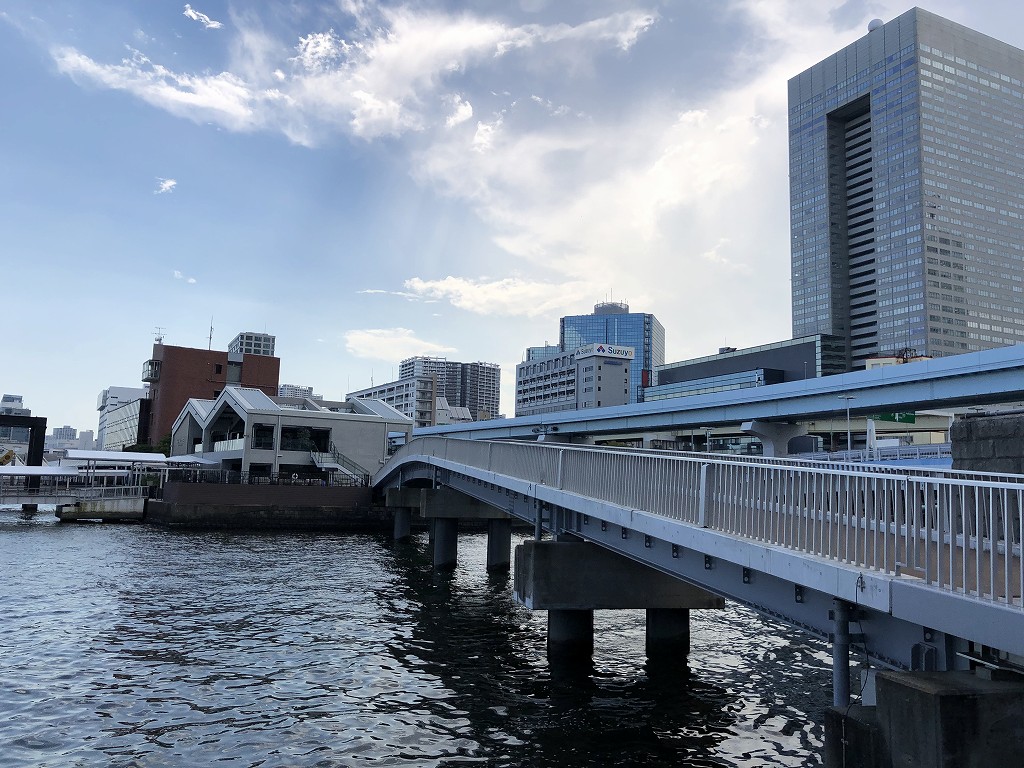 ホテルインターコンチネンタル東京ベイからの日の出桟橋につながる橋