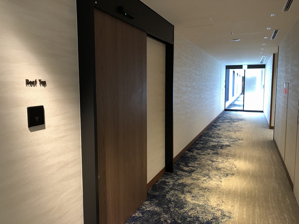 インターコンチネンタル横浜Pier8のルーフトップへつながるドア
