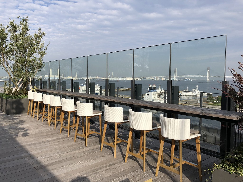 インターコンチネンタル横浜Pier8のルーフトップ1859のカウンター席