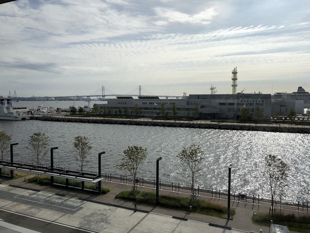 インターコンチネンタル横浜Pier8のLARBOARDから快晴の空