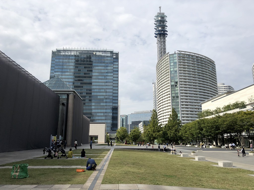 横浜美術館前の庭