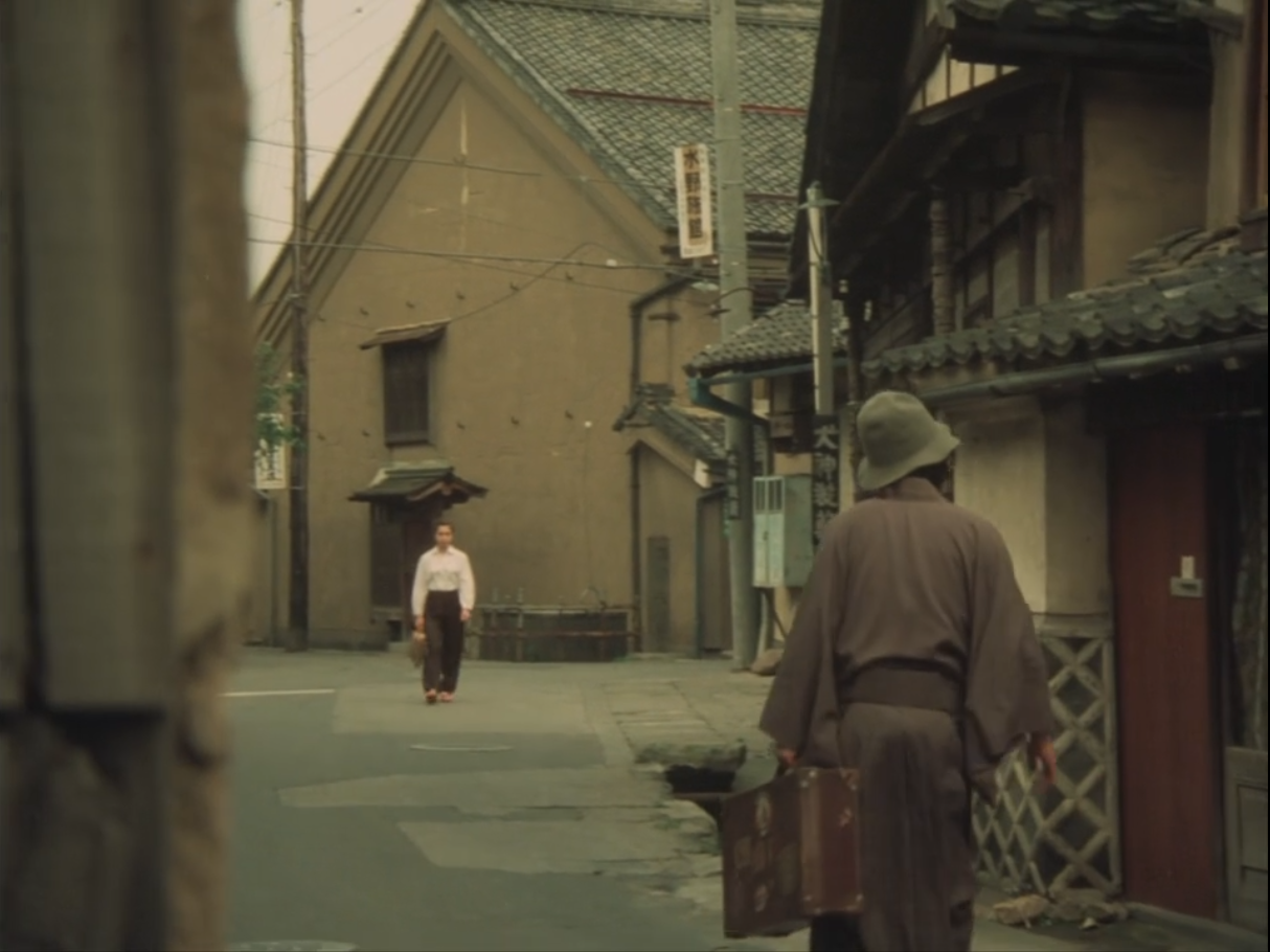 『犬神家の一族』の冒頭の金田一耕助(石坂浩二)と那須ホテルの女中はる(坂口良子)が出会うシーン1