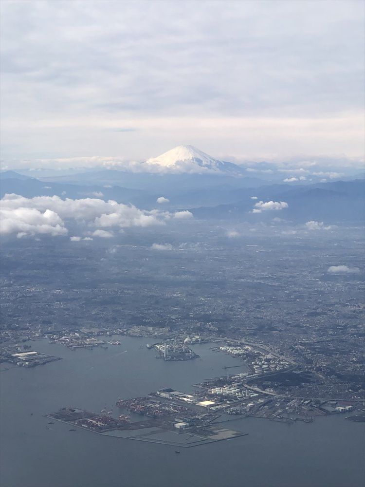 ANA87便プレミアムクラスの1K座席から富士山