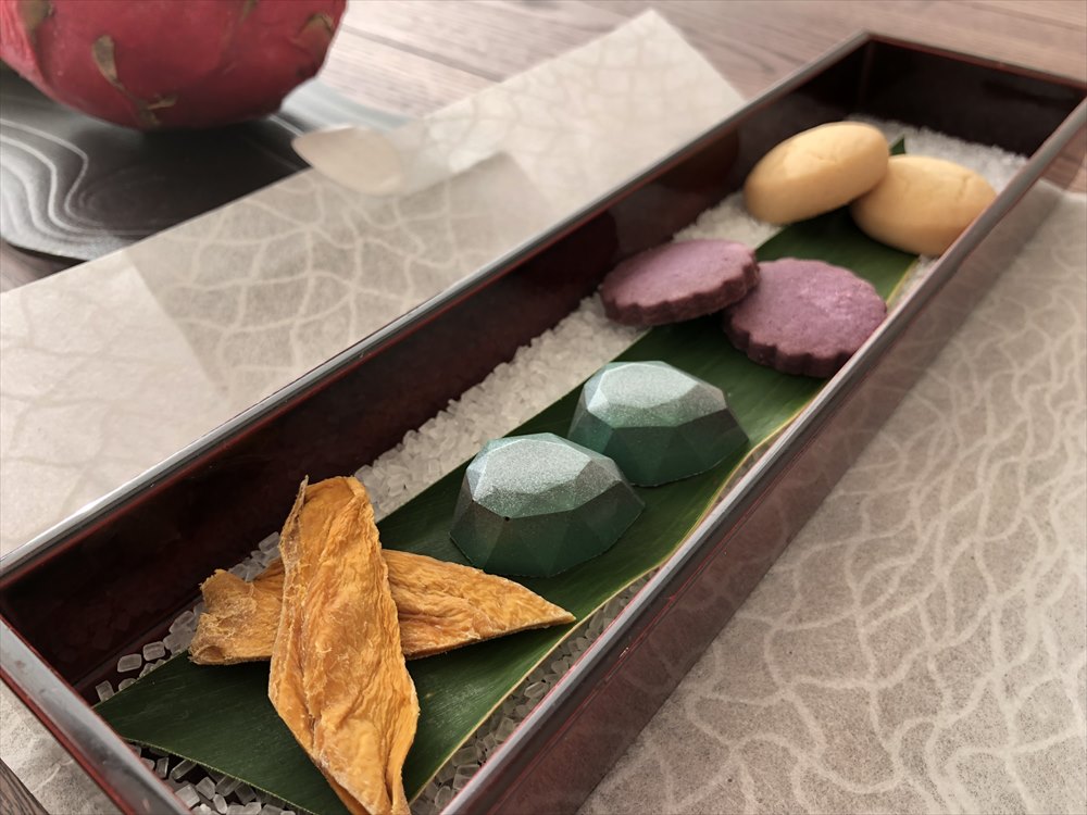 イラフSUIラグジュアリーコレクションホテル沖縄宮古のアッパーオーシャンビュールームのウェルカムお菓子
