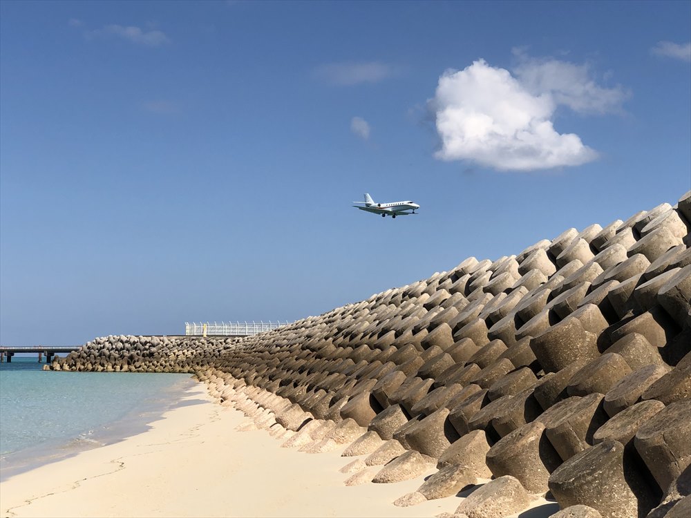 下地島に着陸するセスナ機