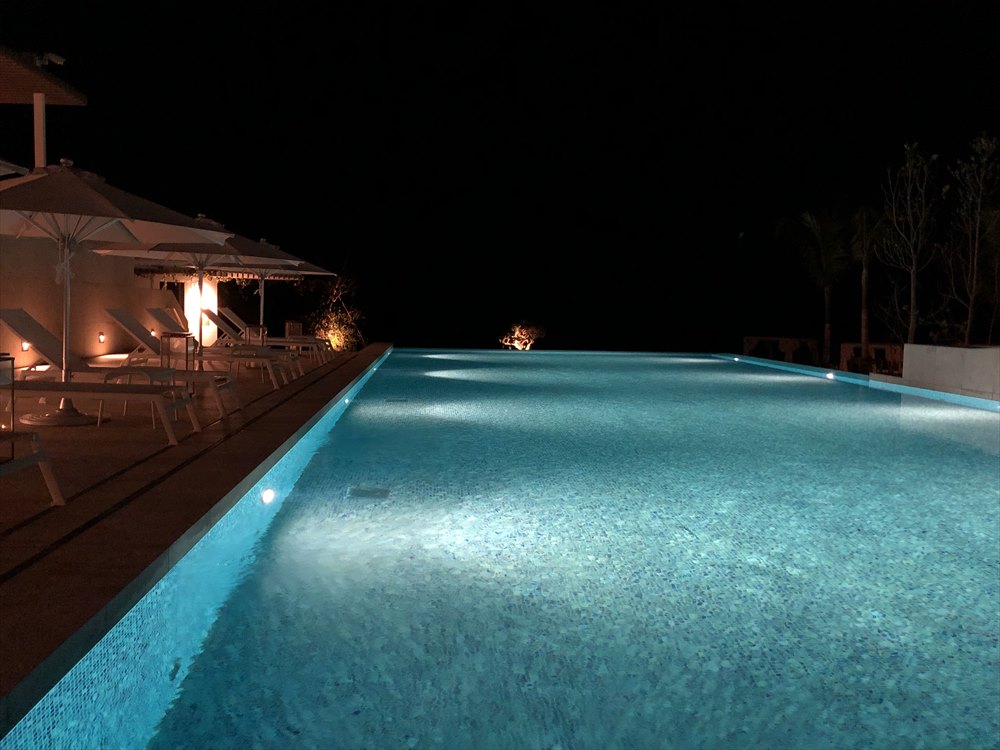 イラフSUIラグジュアリーコレクションホテル沖縄宮古の夜のプール