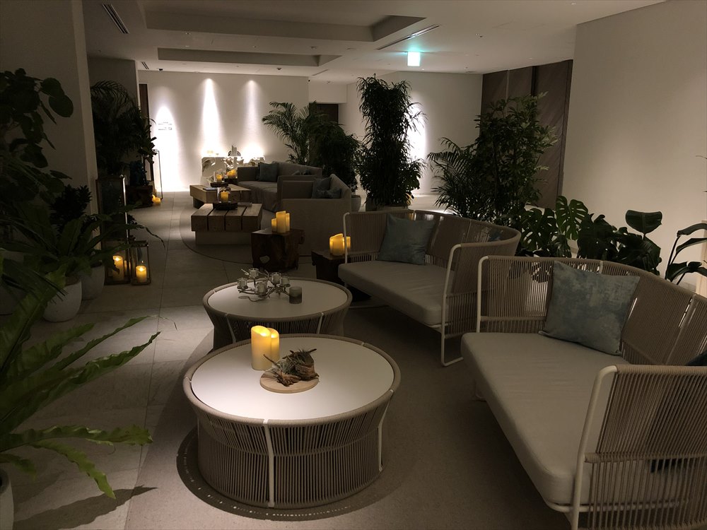 イラフSUIラグジュアリーコレクションホテル沖縄宮古の夜のロビー