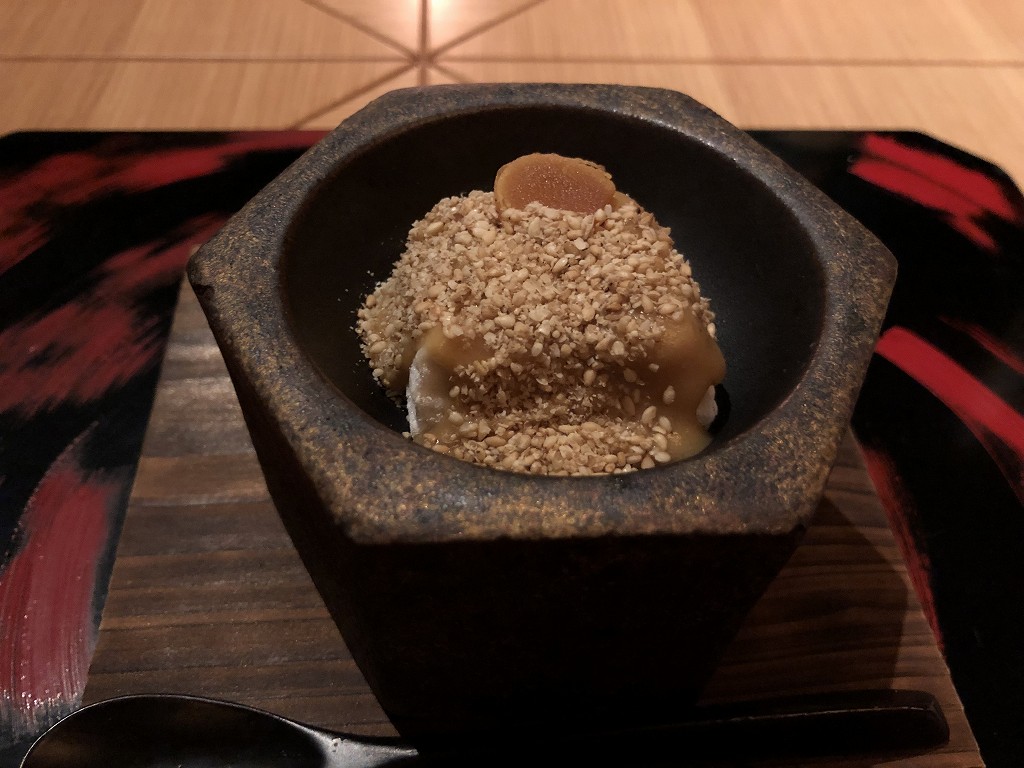 アマネムのダイニングの温かい焼きごま豆腐のカラスミ乗せ