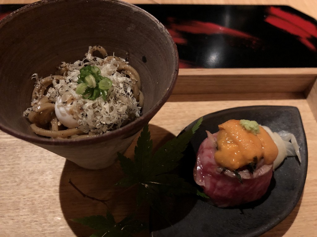 アマネムのダイニングの松阪牛のウニ乗せ、トリュフ蕎麦にうずらの卵