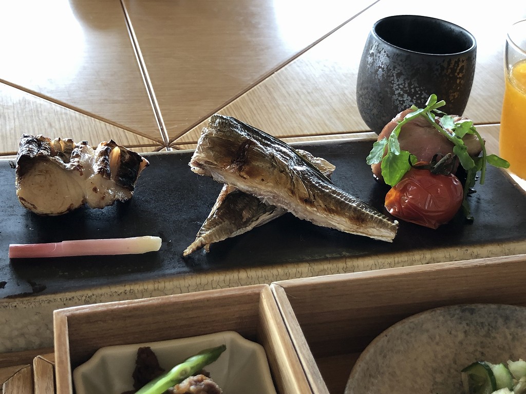 アマネムの和箱朝食の魚と肉