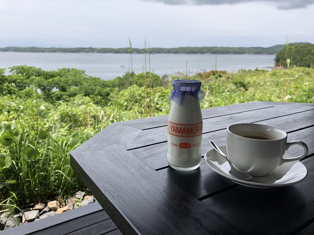 アマネムのナギスイートのベランダでコーヒー