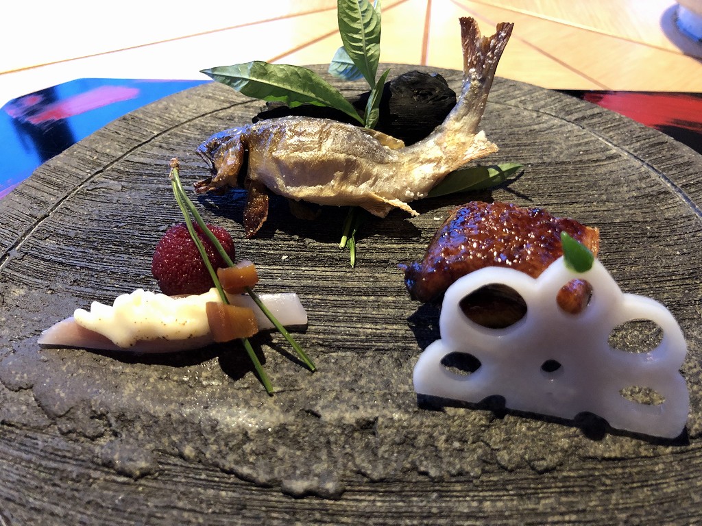 アマネムのダイニング（2日目）の鮎の炭火焼にうなぎ