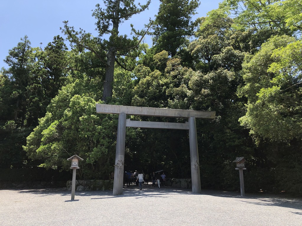 伊勢神宮の外宮の木もれ陽の参道1