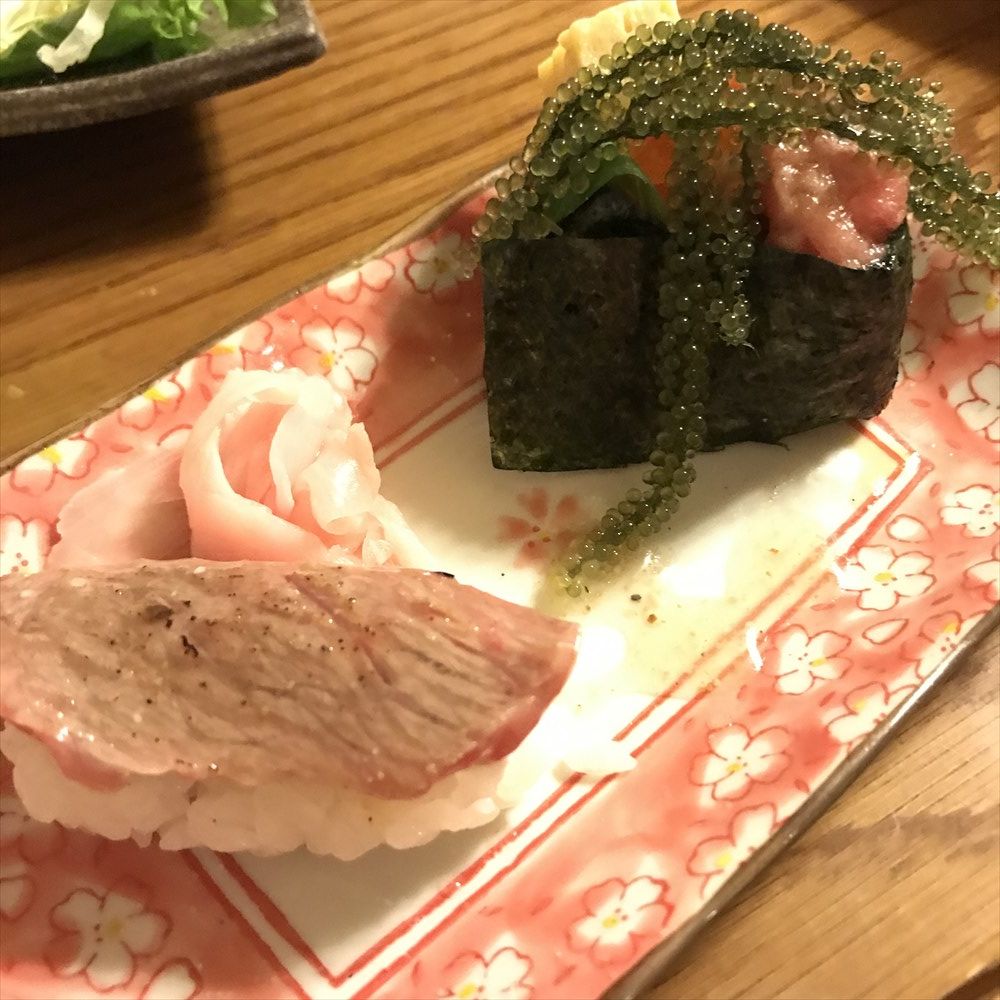 まぐろ専門居酒屋 ひとし本店の石垣牛寿司、まぐろと海ぶどうの軍艦巻き