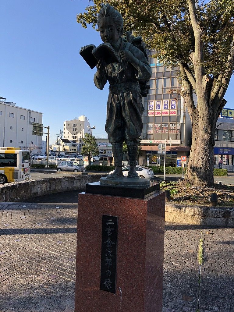 掛川駅前の二宮金次郎の像