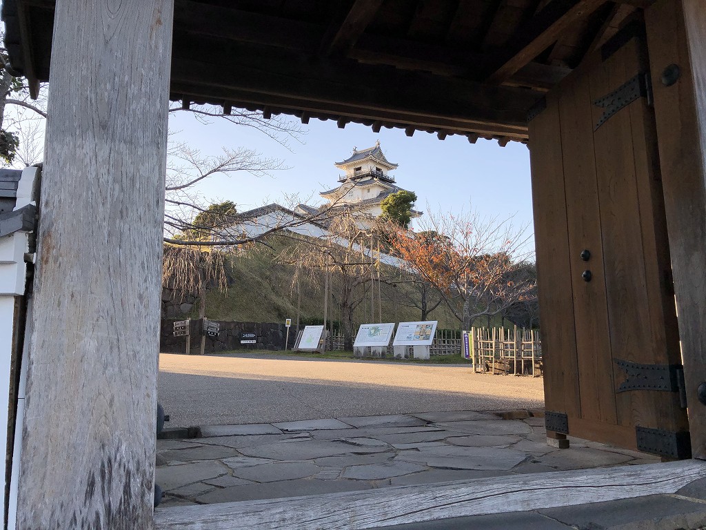 四足門から掛川城の天守閣