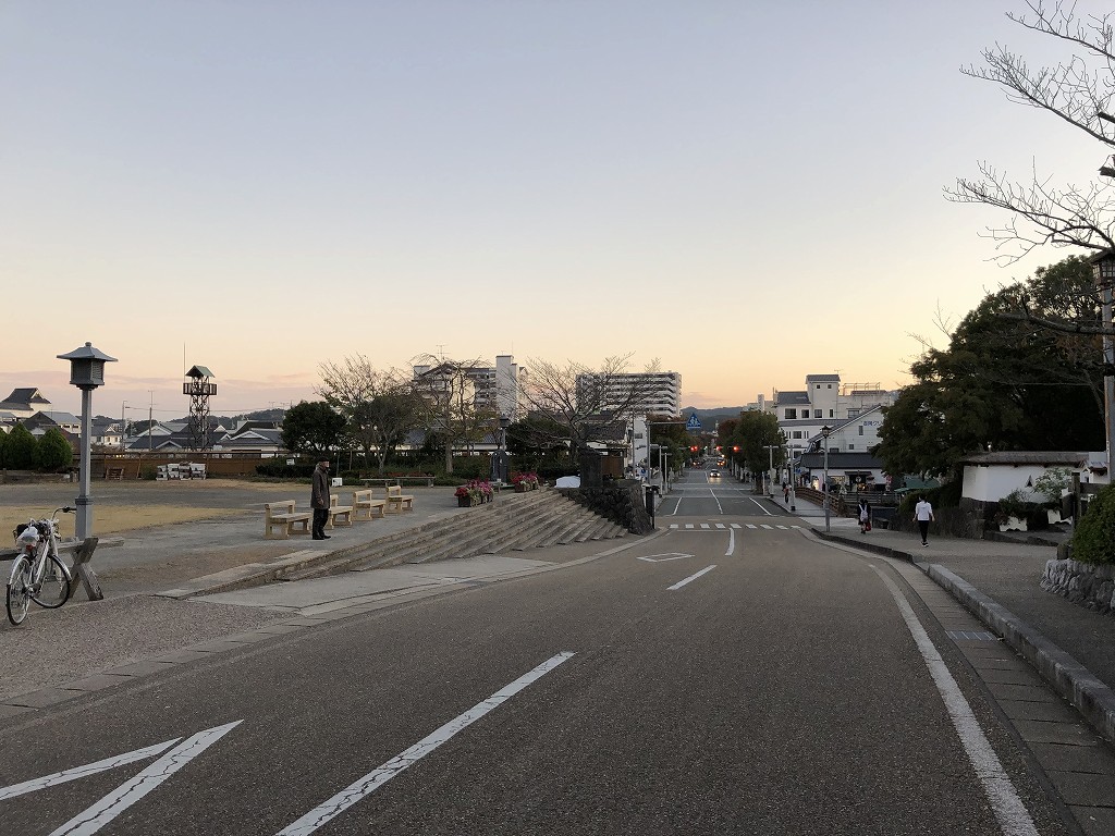 夕方の掛川城前