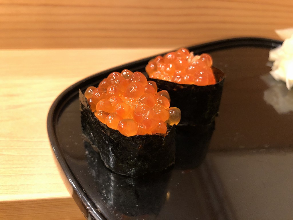 磐田の寿司好のいくらの握り