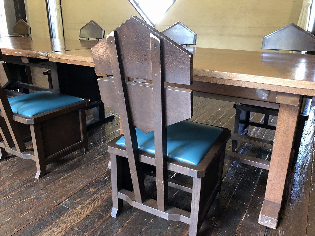 自由学園 明日館の六角形の背もたれの椅子