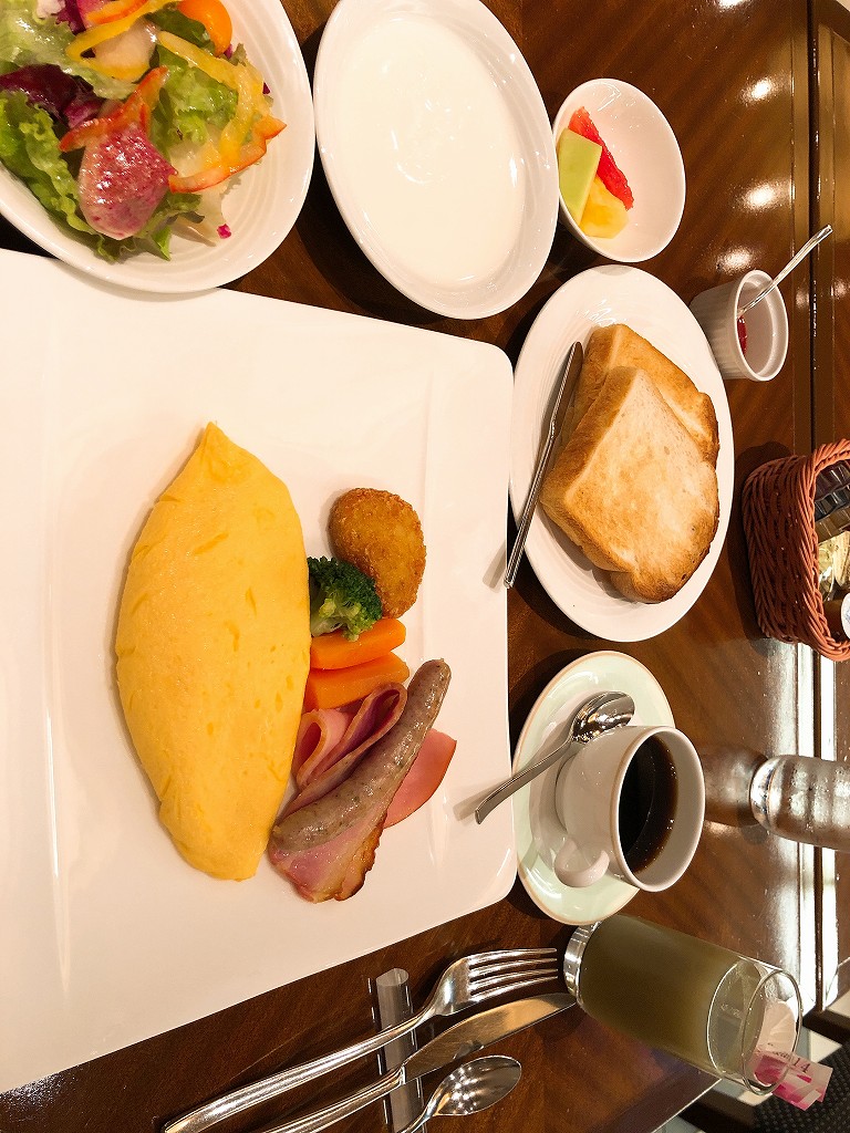 ホテルメトロポリタンの「オールデイダイニング クロスダイン」で洋食の朝食