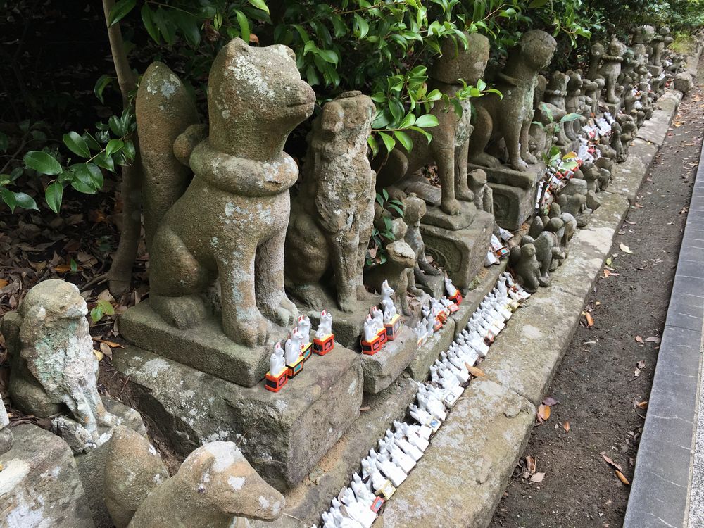 城山稲荷神社内の狐の石像