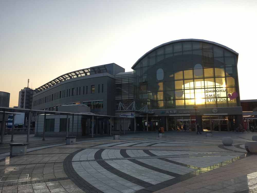 JR高松駅に沈む夕日