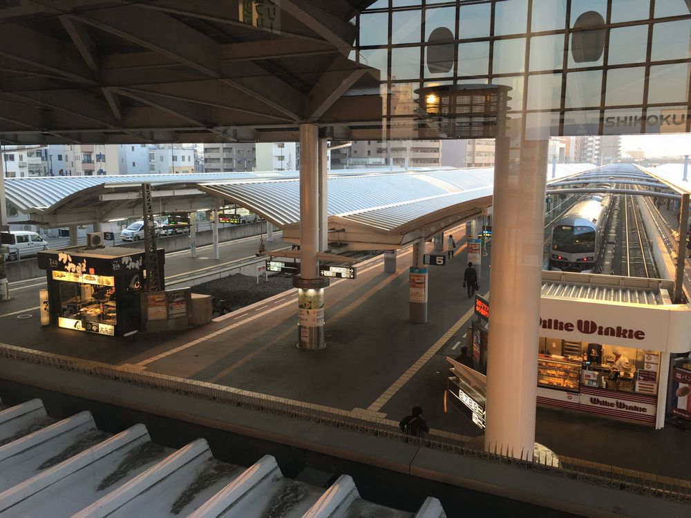 終着駅のJR高松駅