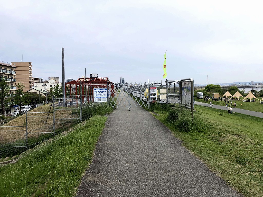 十三の河川敷の土手の屋台村計画
