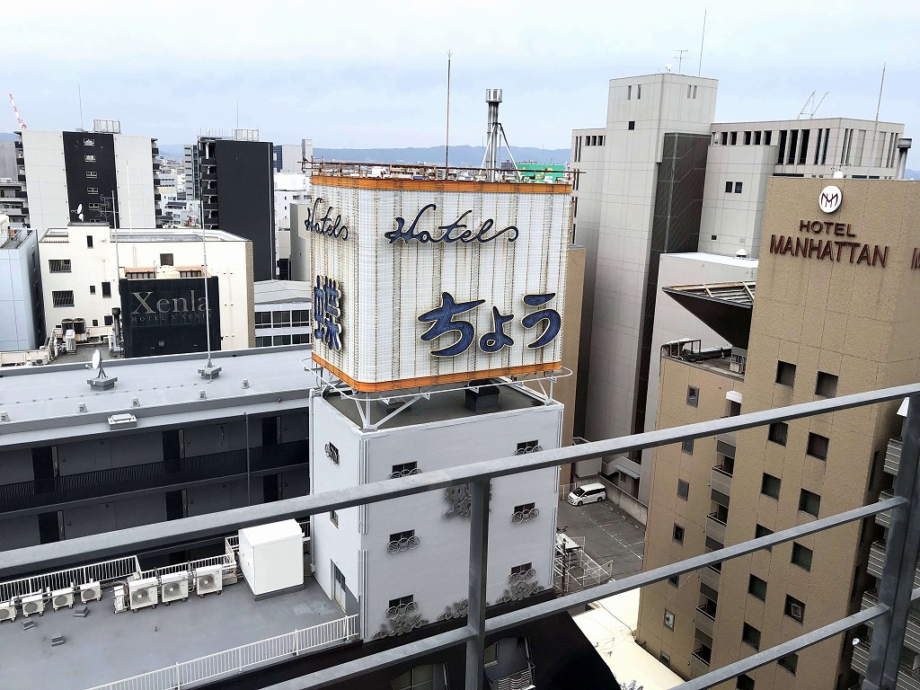 東横INN大阪阪急十三駅西口2の部屋から見えるラブホ街